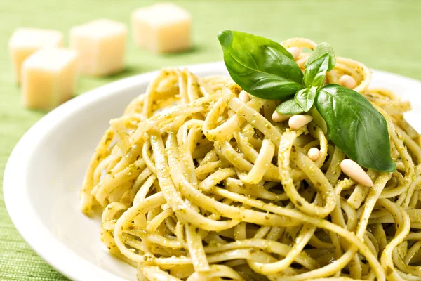 Pesto soslu spagetti. — Stok fotoğraf