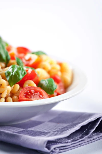 Pasta with fresh tomatoes and basil — Stock Photo, Image