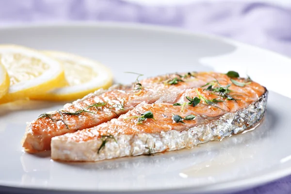 Salmão assado com limão — Fotografia de Stock