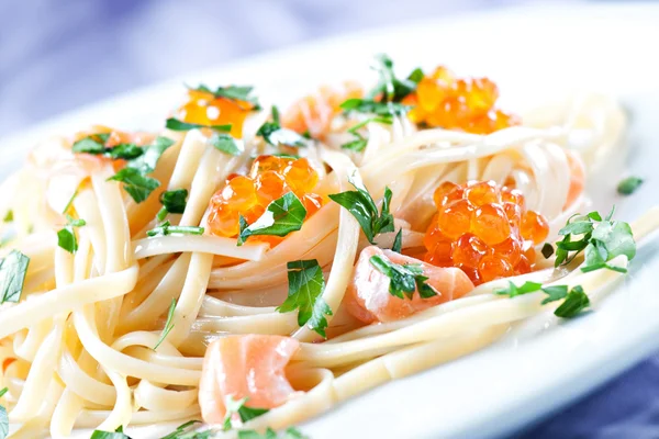 Spaghetti mit Lachs und Kaviar — Stockfoto