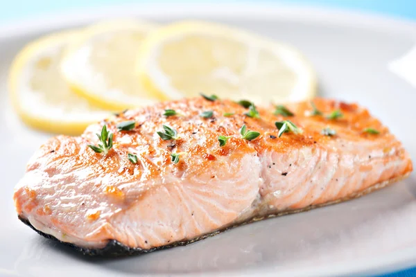 Filete de salmón en plato — Foto de Stock