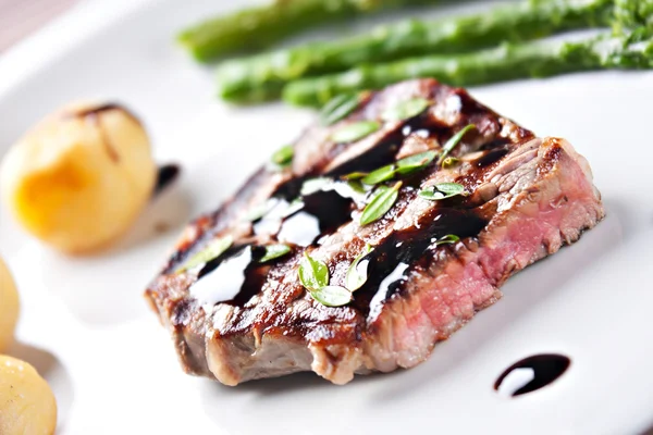 Filé de carne de bovino com espargos e potateos — Fotografia de Stock