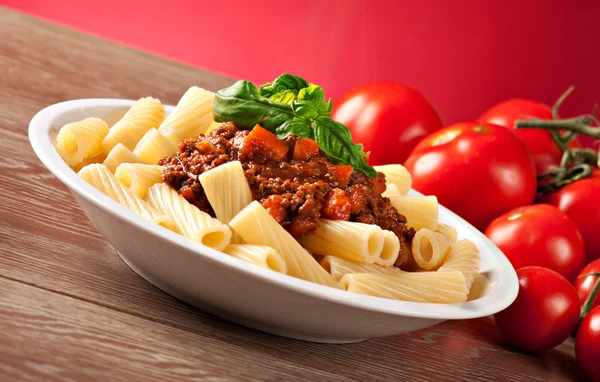 Macaroni bolognese, italienisches Gericht — Stockfoto