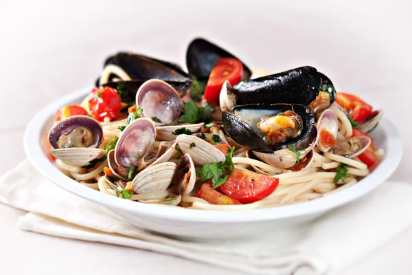 Heerlijke spaghetti met zeevruchten — Stockfoto