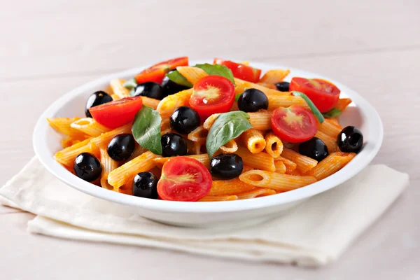 Pasta met tomatensaus en olijven — Stockfoto