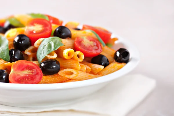 Pasta met tomatensaus en olijven — Stockfoto