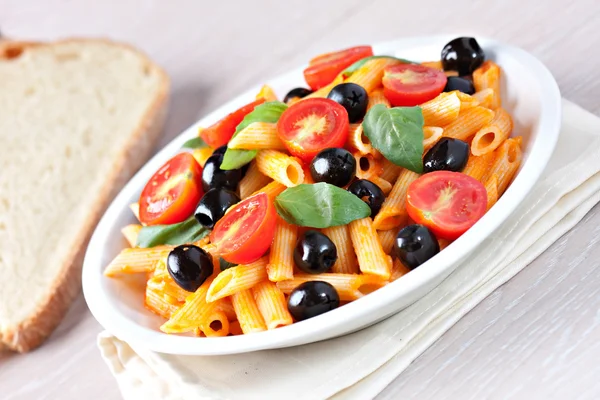 Nudeln mit Tomatensauce und Oliven — Stockfoto