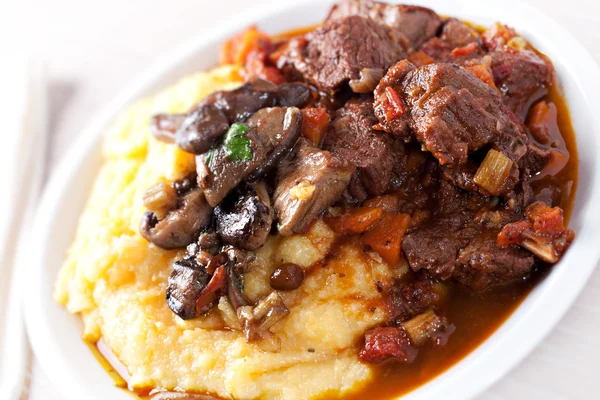 Heerlijke polenta en stew — Stockfoto