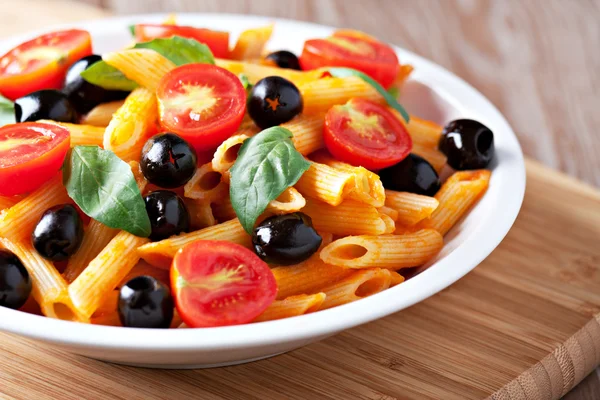 Pasta met tomatensaus en olijven — Stockfoto