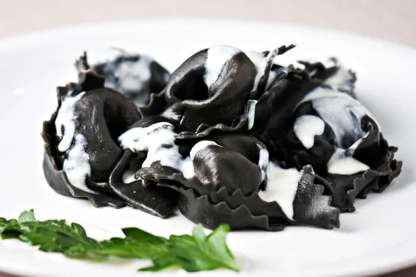 Tortellini com tinta de lula . — Fotografia de Stock