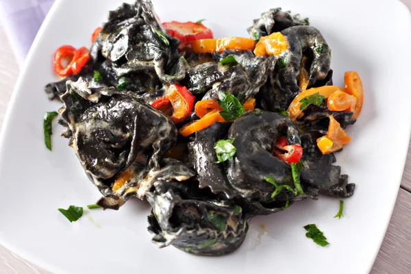 Tortellini com tinta de lula . — Fotografia de Stock