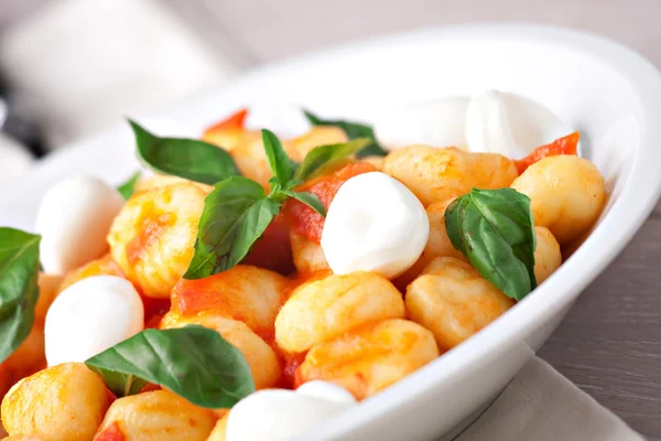 Gnocchi med mozzarella och basilika — Stockfoto