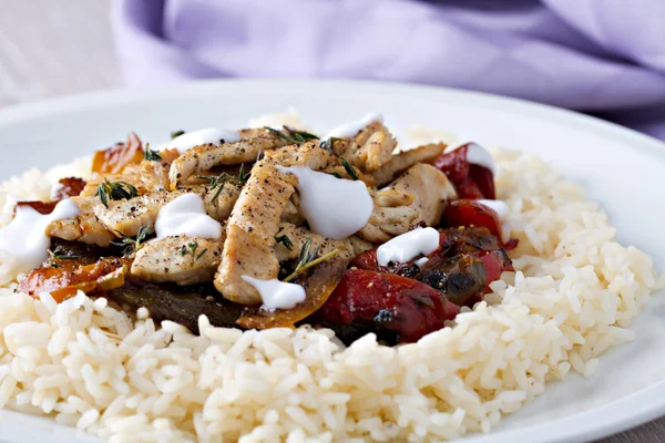 Grilled chicken with rice and vegetables — Stock Photo, Image