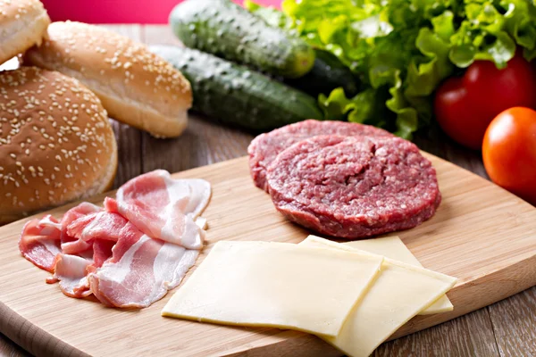 Ingredientes para hambúrgueres na mesa — Fotografia de Stock
