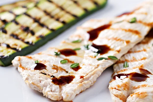 Gegrilltes Hühnchen mit gebratenem Gemüse — Stockfoto