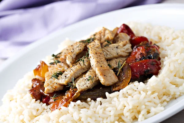 쌀 과 야채를 곁들인 구운 닭고기 — 스톡 사진
