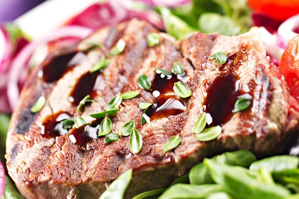 Filete de carne de vaca com salada — Fotografia de Stock