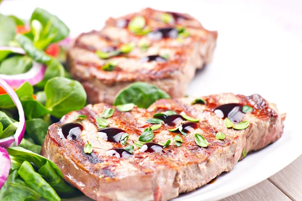 Filete de ternera con ensalada —  Fotos de Stock