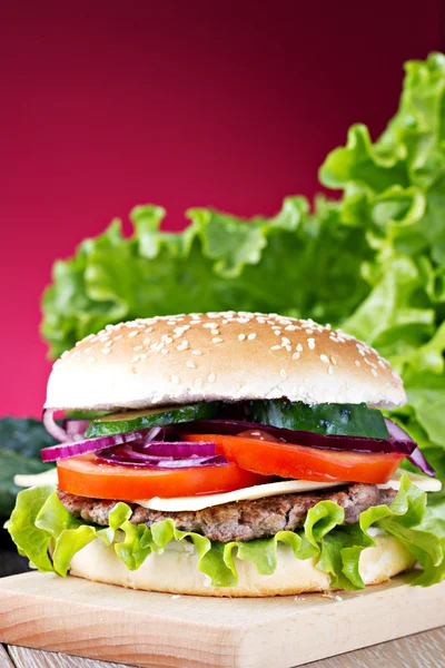 Leckere Hamburger mit frischem Gemüse — Stockfoto