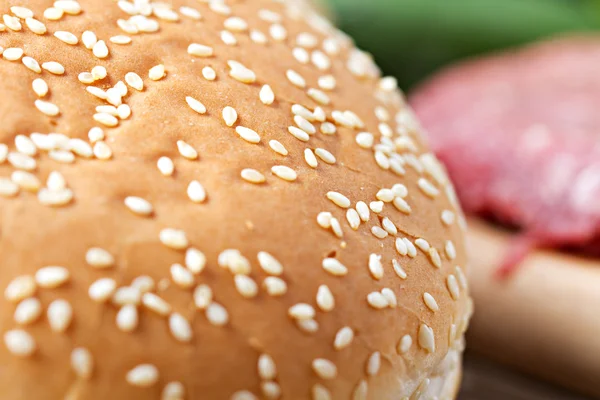 Ingredienser för hamburgare på bord — Stockfoto