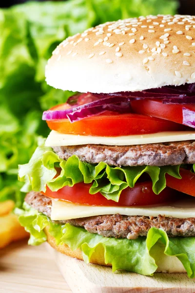Delizioso hamburger con verdure fresche — Foto Stock