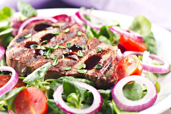 Filete de carne de vaca com salada — Fotografia de Stock