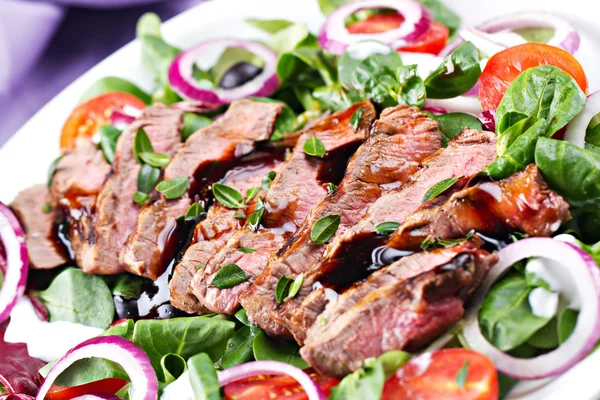 Fillet of beef with salad — Stock Photo, Image