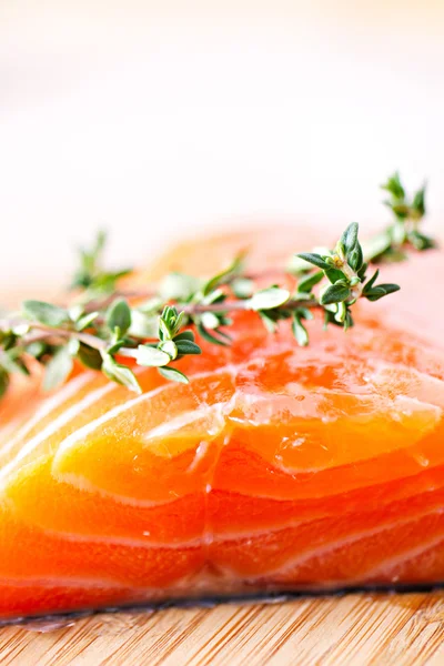 Raw salmon fillet with herbs — Stock Photo, Image