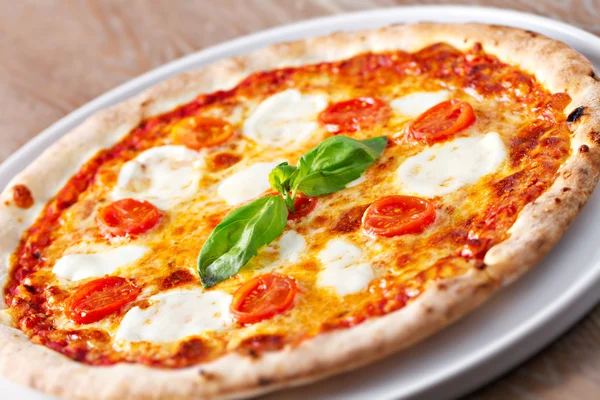 Pizza Margherita auf dem Tisch — Stockfoto