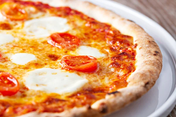 Піца мегерита на столі — стокове фото