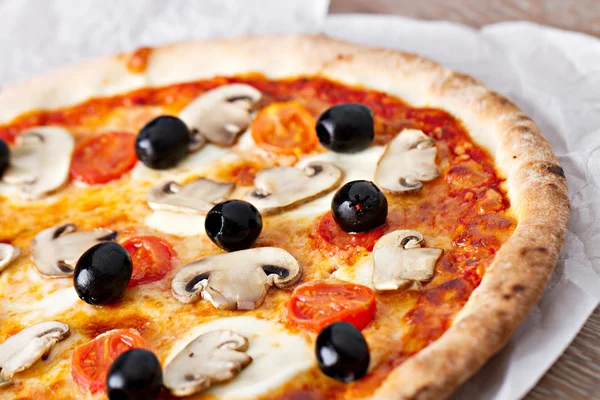 Pizza con olive e funghi — Foto Stock