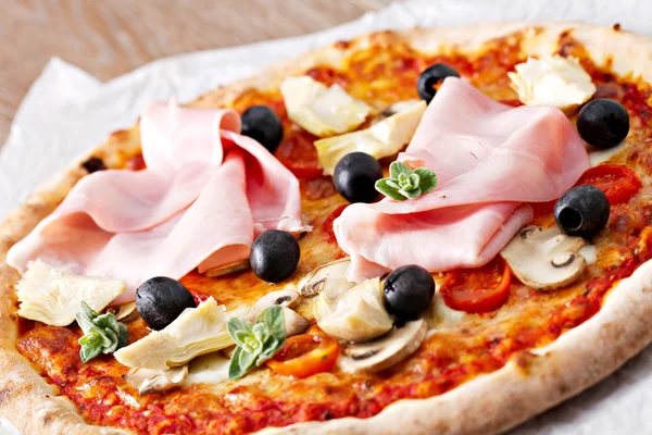 Піца з оливками, шинкою та грибами — стокове фото