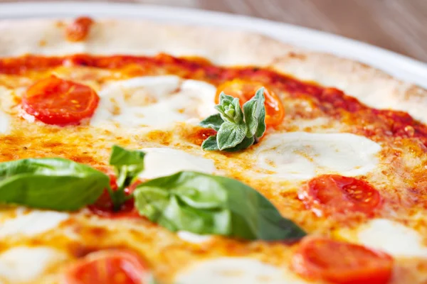 Pizza Margherita na mesa — Fotografia de Stock