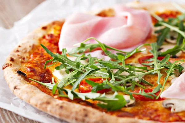 Pizza with ham and roket salad — Stock Photo, Image