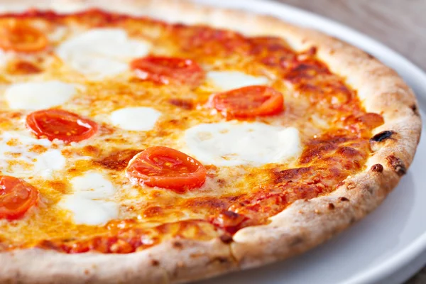 Pizza Margherita na mesa — Fotografia de Stock