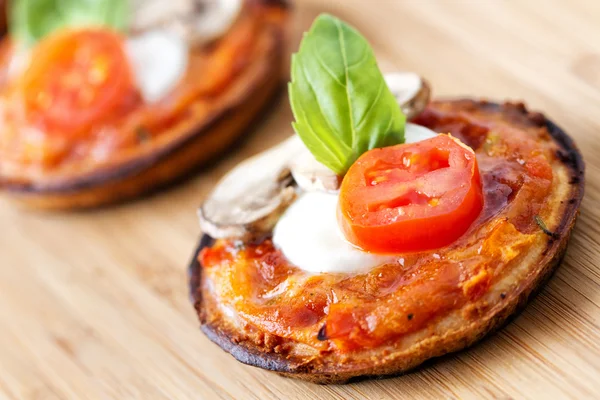 Pizza Margherita na mesa — Fotografia de Stock