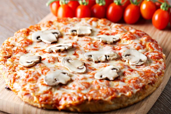 Pizza com cogumelos na tábua de corte — Fotografia de Stock