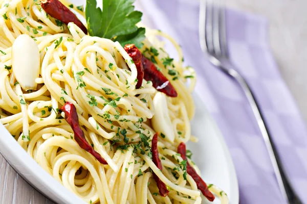 Spaghetti, Knoblauch, Öl — Stockfoto