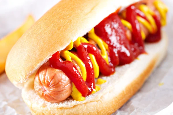 Hotdog és a tányéron hasábburgonyával — Stock Fotó