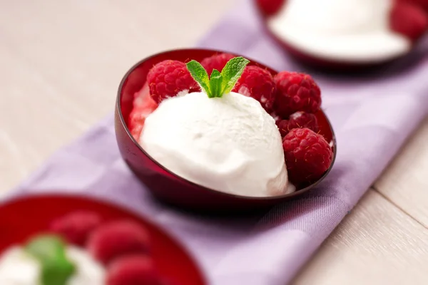 Ice cream with fresh raspberries — Stock Photo, Image