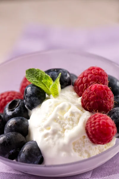 Helado con frambuesas frescas —  Fotos de Stock