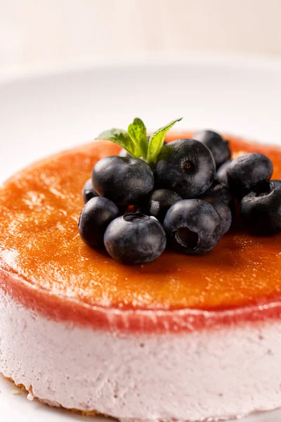 Cake with blueberries — Stock Photo, Image