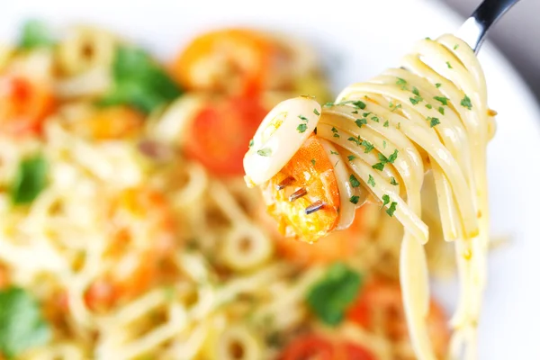 Fettuccine mit Garnelen und Tintenfisch — Stockfoto