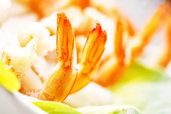 Салат з креветками та кальмарами — стокове фото