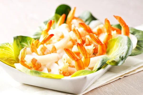 Camarões e salada de lulas — Fotografia de Stock