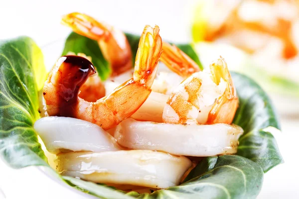 Shrimps and squid salad — Stock Photo, Image