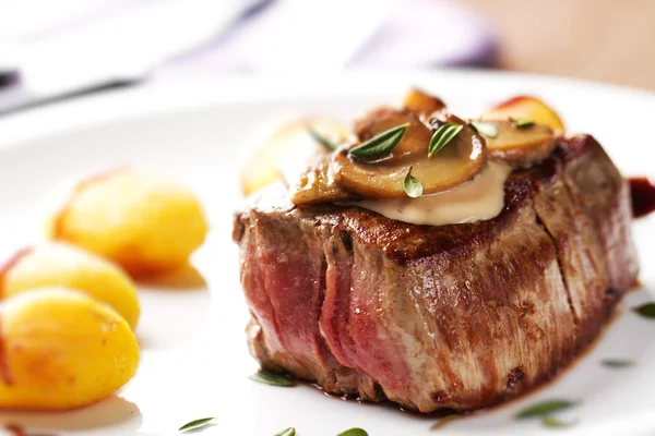 Filé de carne bovina com molho de cogumelos — Fotografia de Stock