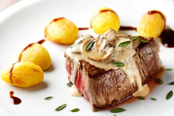 Filé de carne bovina com molho de cogumelos — Fotografia de Stock