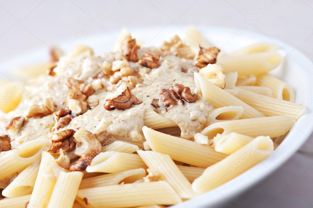 Pasta with walnut sauce