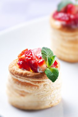 Taze krema ile çilekli Tart